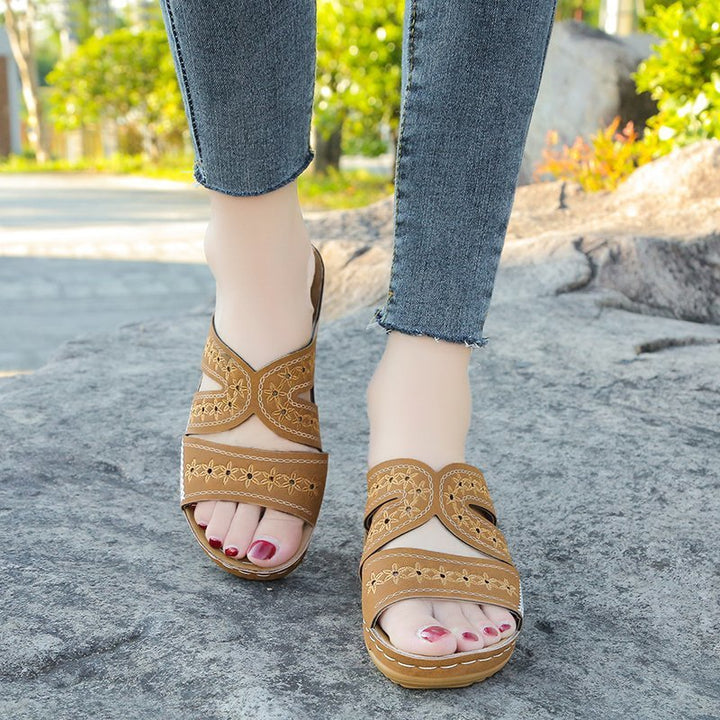 Dame Wedge-sandaler med blomsterbroderi og anatomisk fodbeddesign Stilla