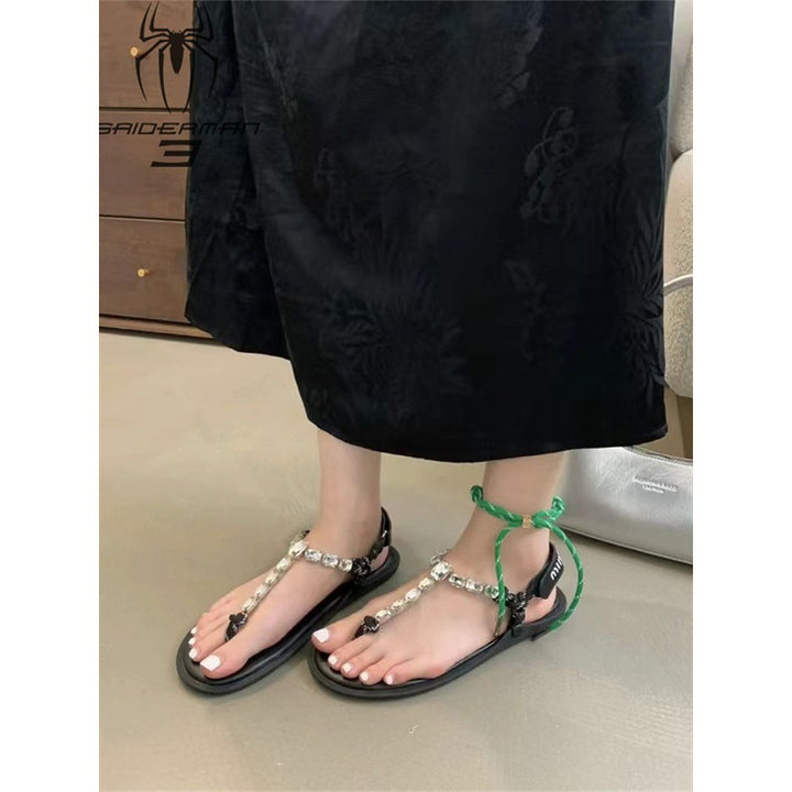 Dame elegante med strass dekorerede flip-flops Stilla