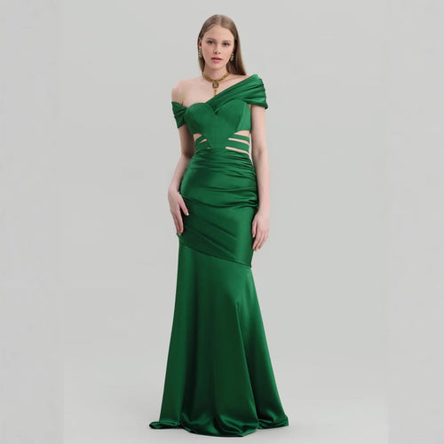 Dame elegant og figursyet aftenkjole med asymmetrisk snit og puffærmer Stilla