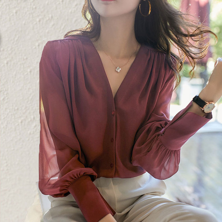 Dame chiffonbluse med V-hals og dekorative flæsedetaljer Stilla