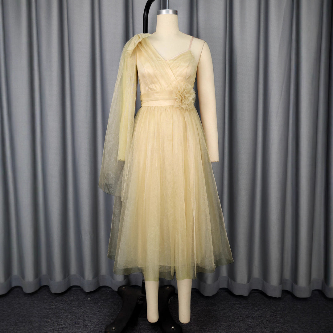 Dame festligt midikjole med asymmetrisk chiffon-overlay og blomsterapplikation Skovae