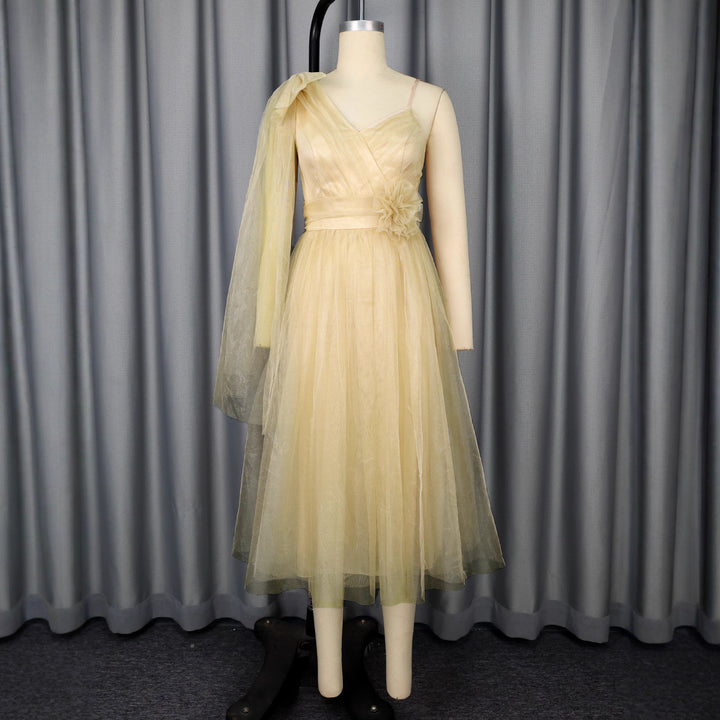 Dame festligt midikjole med asymmetrisk chiffon-overlay og blomsterapplikation Skovae