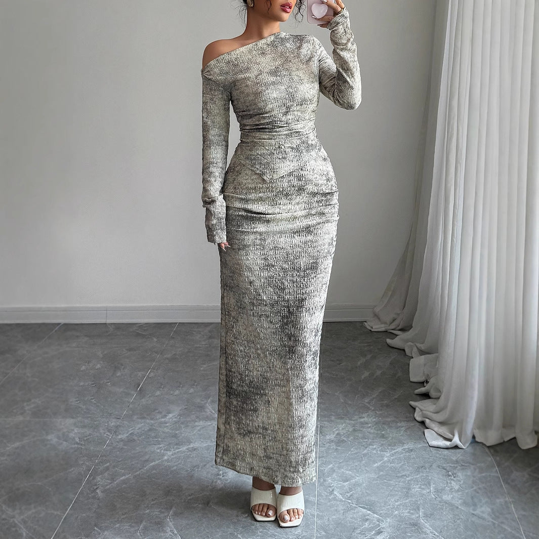 Dame elegant langærmet kjole med asymmetrisk udskæring og tætsiddende pasform Stilla