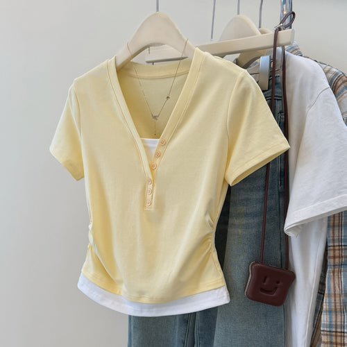 Dame afslappet V-hals knap lukning T-shirt med rynkede sider Stilla