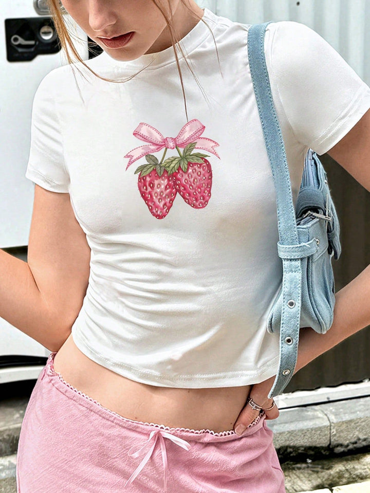 Dame Crop-T-Shirt med legende jordbærmotiv og elegant halsafslutning Skovae
