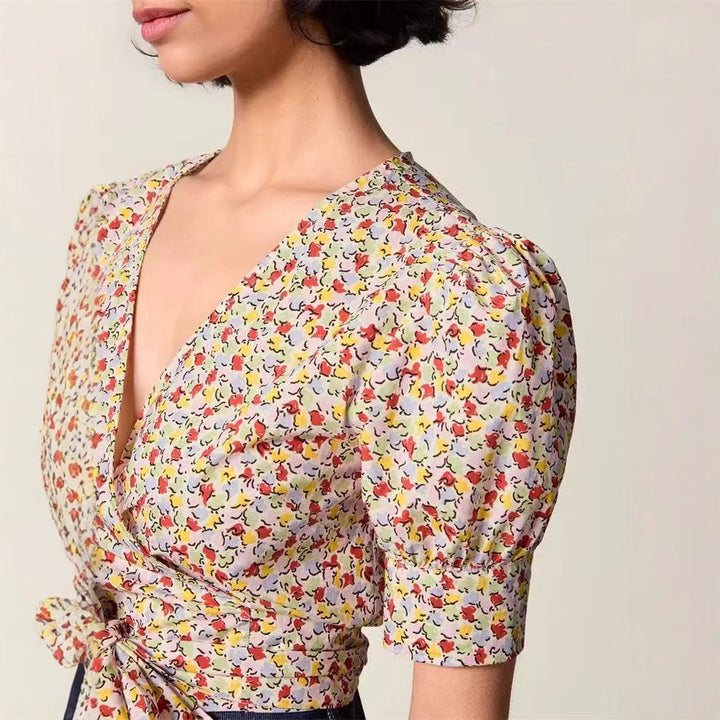 Dame indpakningsbluse med blomsterprint og elegante puffærmer Stilla