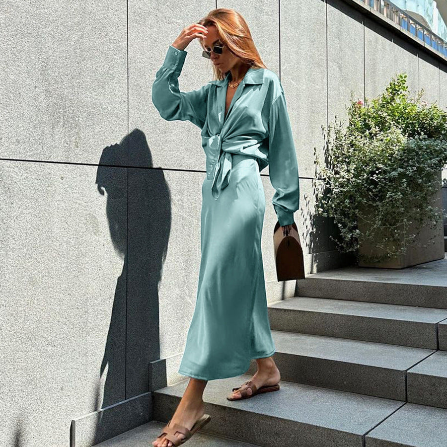 Kvinder Satin-wrap kjole med elegant knapdetail og svajende kant Stilla