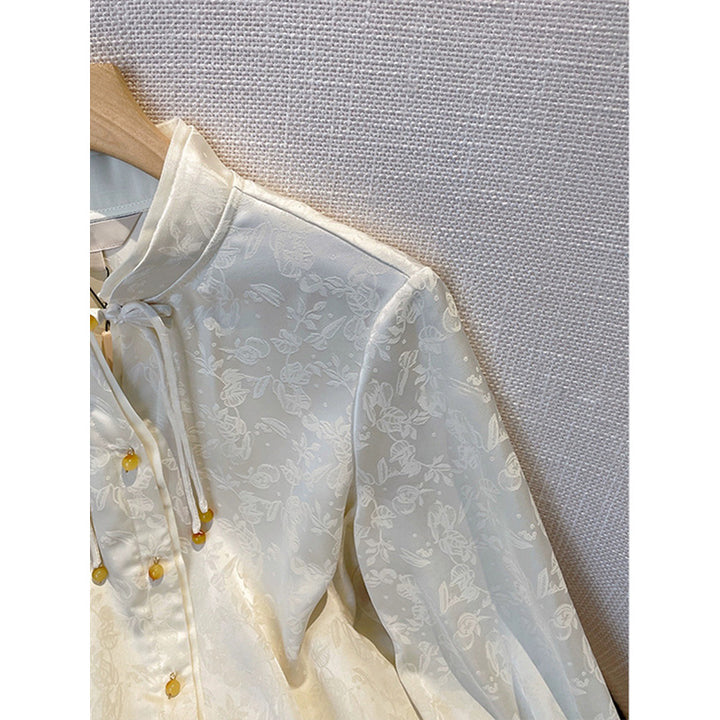 Dame elegant bluse med høj kraveform og dekorative knapdetaljer Stilla