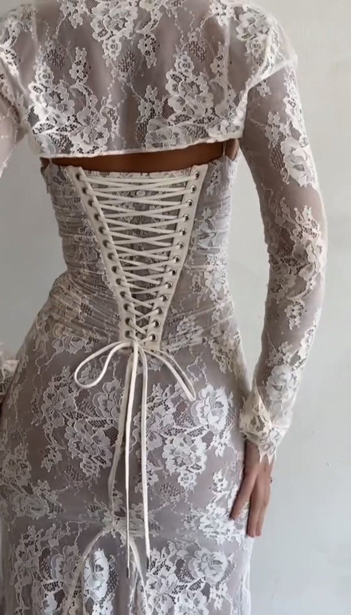 Kvinders Blonde Maxi Kjole med Elegante Ruffles Detaljer og Dybt Slids