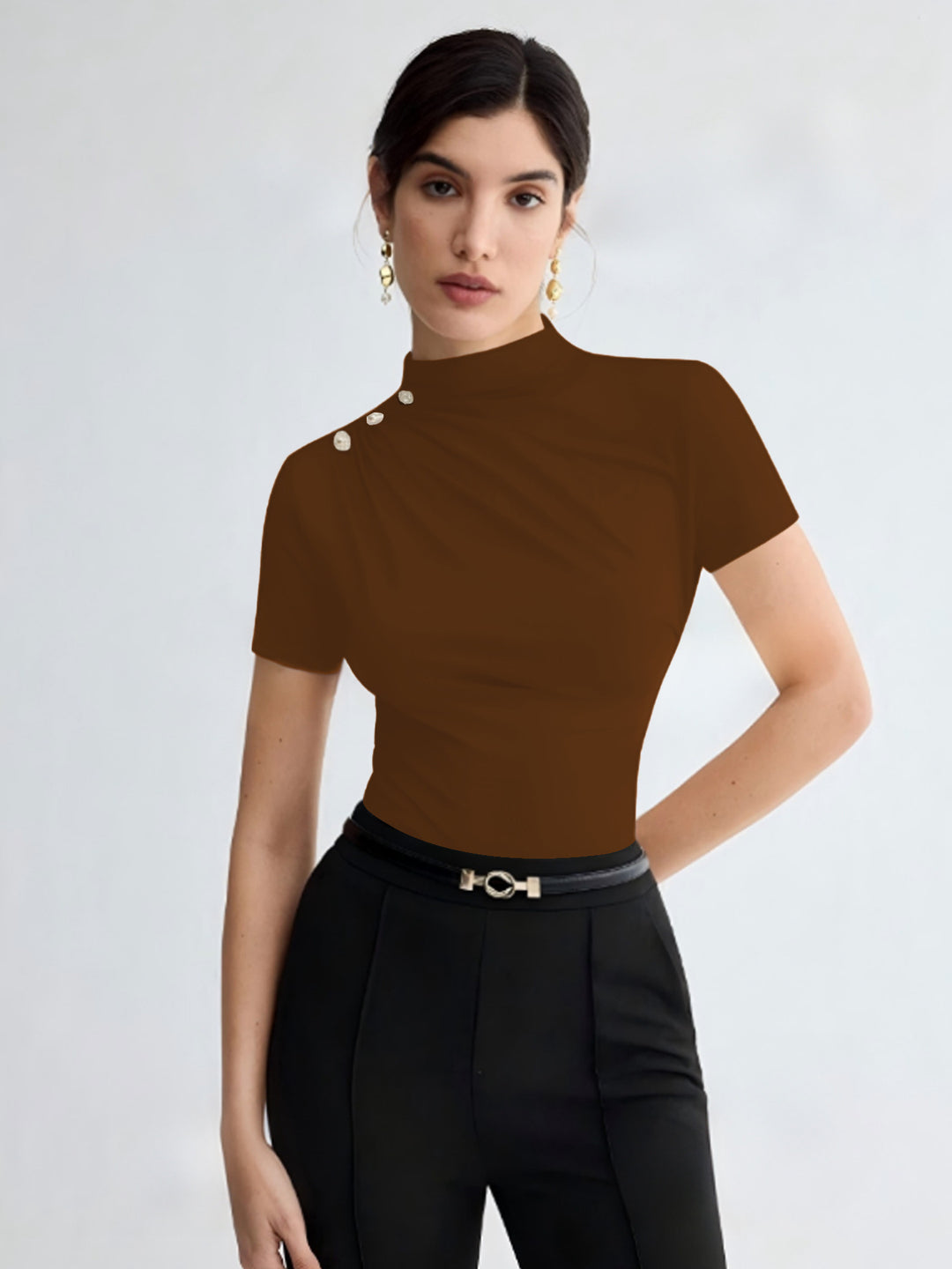 Dame elegant top med dekorative knapdetaljer og moderne ståkrave Skovae