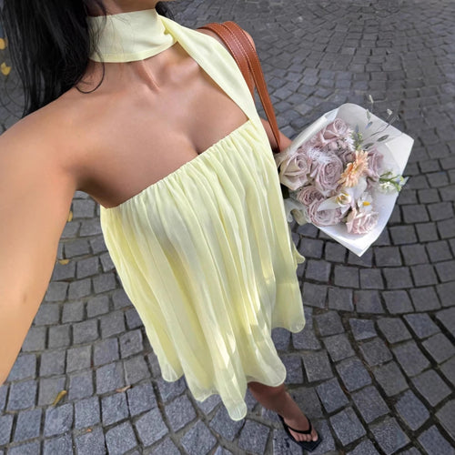 Dame kort sommerkjole med elegant bånd og flydende design Skovae