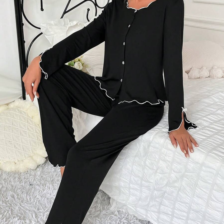 Dame elegant pyjamasæt med flæse detaljer og knaplukning Stilla