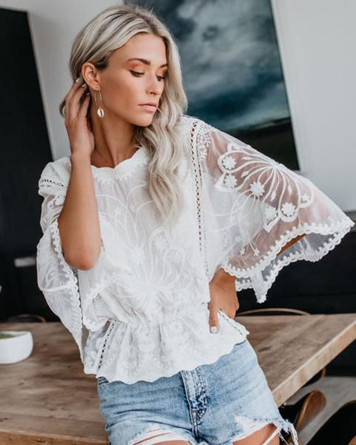Kvindernes elegante bluse i blonde med voluminøse ærmer Stilla