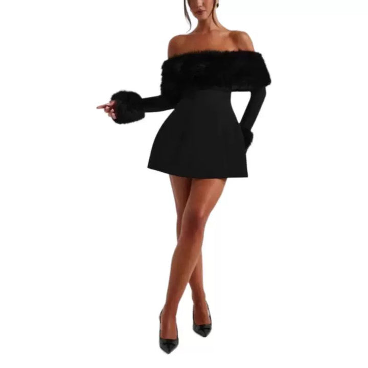 Kvinders mini kjole med elegant off-shoulder design og luksuriøse faux fur accenter