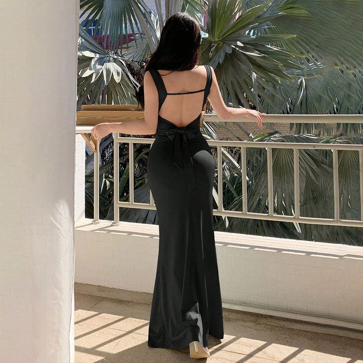 Kvindernes elegante aftenkjole med raffinerede udsparinger i ryggen og dekorativt bindebånd i taljen Stilla
