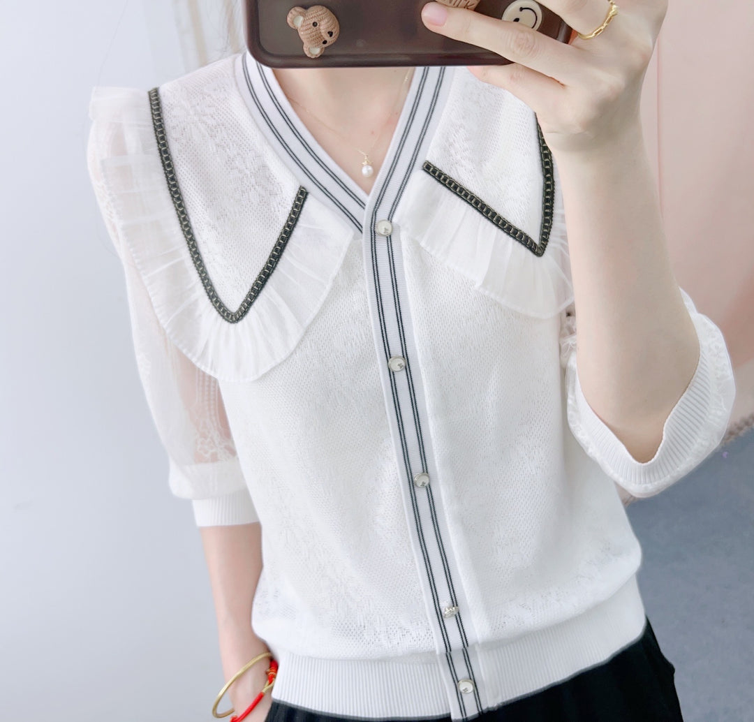 Damebluse med elegante flæsedetaljer og moderne knaplukning Stilla