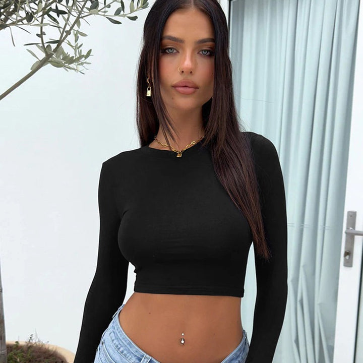 Dame tætsiddende langærmet crop-top med trendy snit og elastisk materiale Stilla