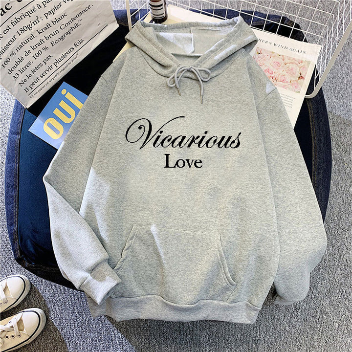 Kvindes hoodie med kunstnerisk skrift Skovae