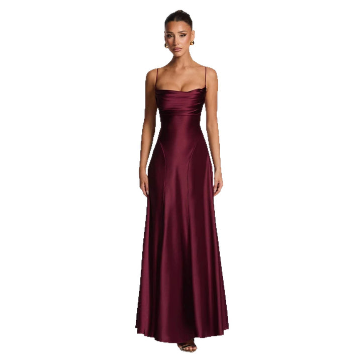 Kvindelig elegant maxi kjole med raffinerede spaghetti stropper og flydende satin Skovae