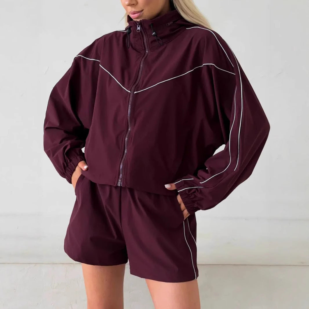 Kvindernes sporty sæt bestående af en jakke med høj krave og shorts i urban stil