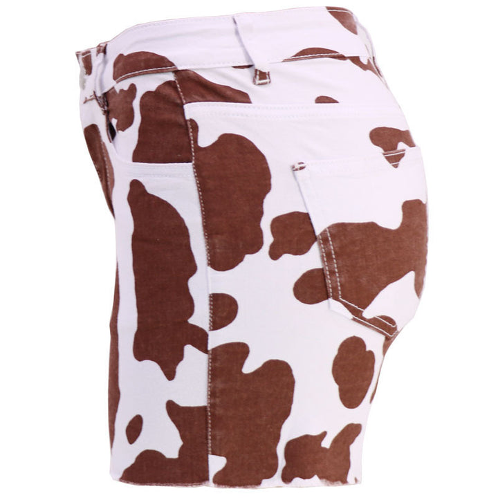 Damer fashionable jeans-shorts med spændende kuhprint og frynse kant Stilla