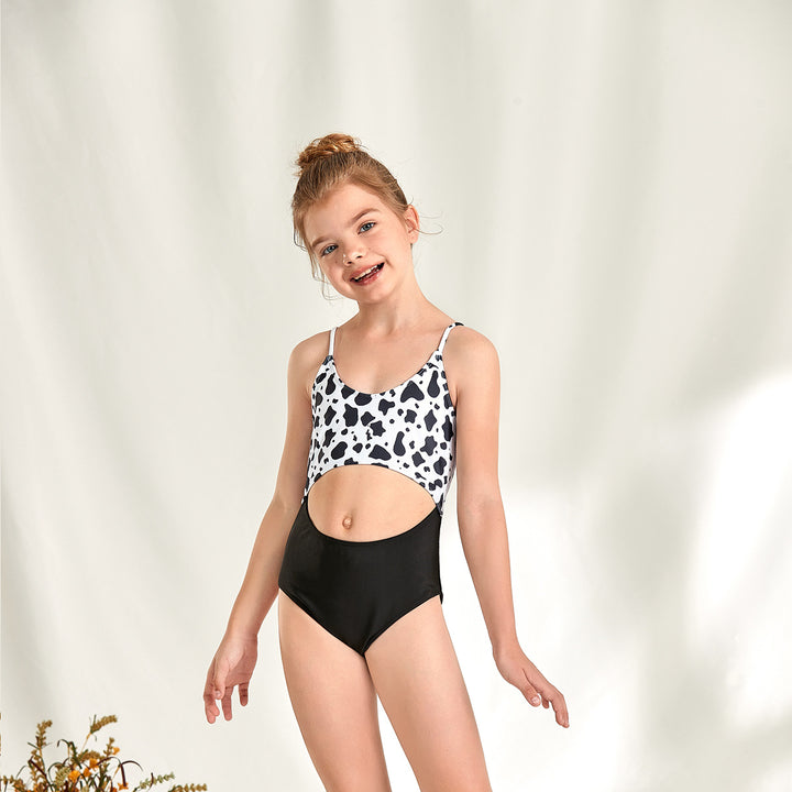 Pige én-delt badedragt med moderne cut-out og prikket design Stilla