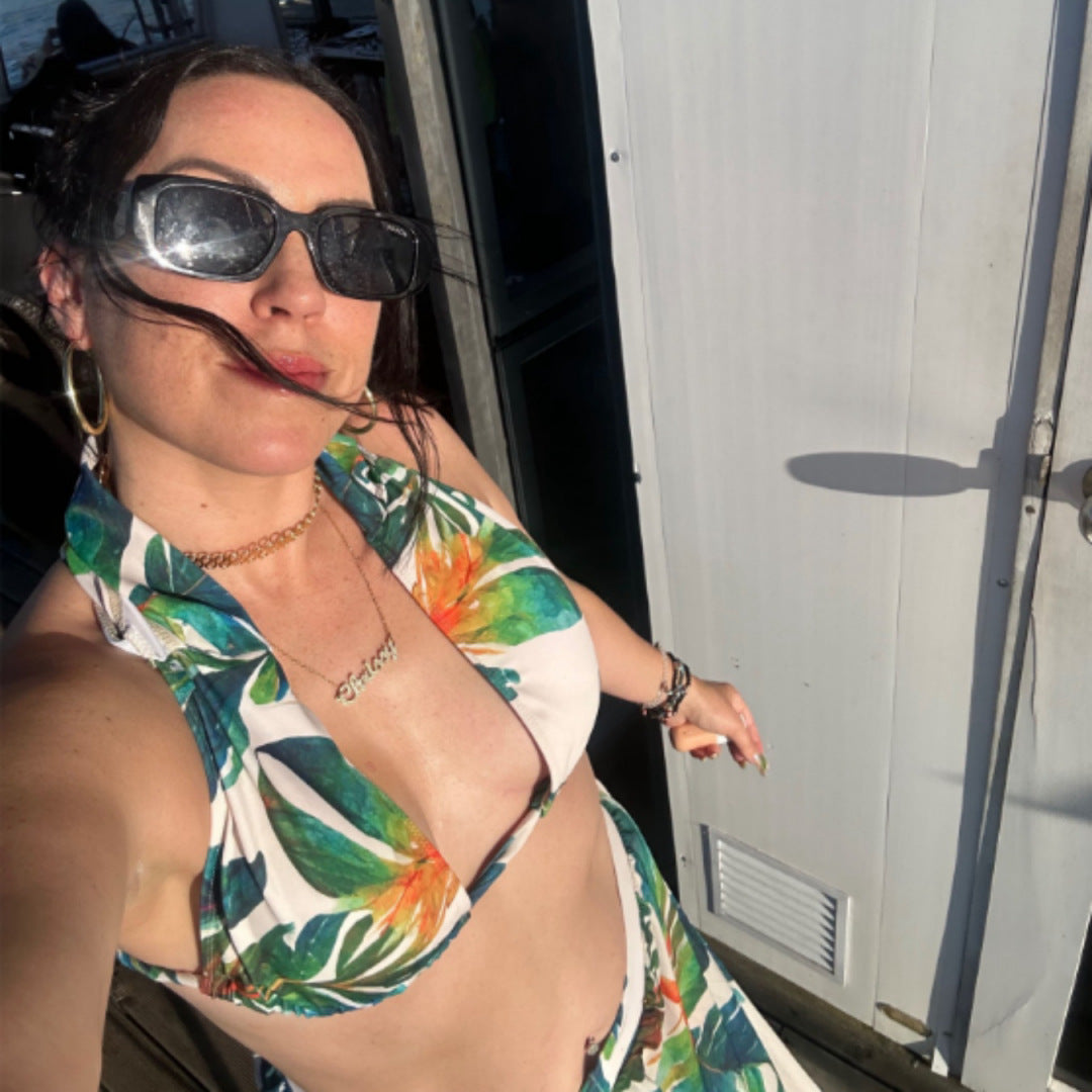 Dame bikini-sæt med moderne halterneck-top og afslappet, lang strandnederdel Stilla