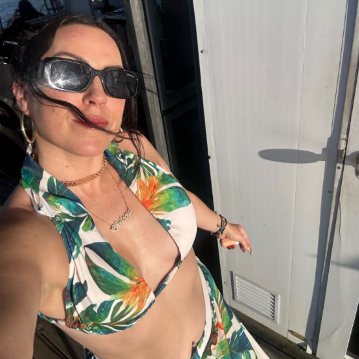Dame bikini-sæt med moderne halterneck-top og afslappet, lang strandnederdel Stilla
