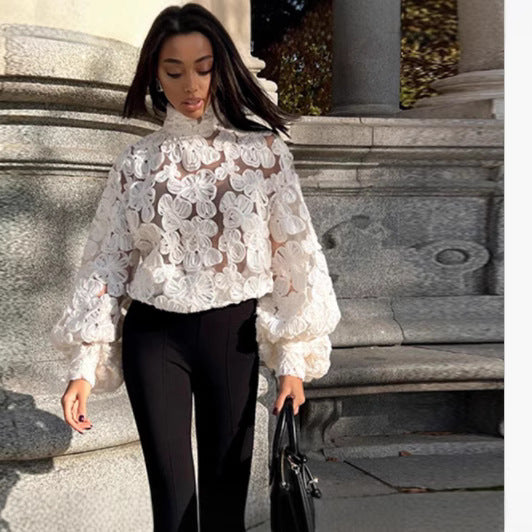 Damebluse med florale broderier og transparent design Stilla