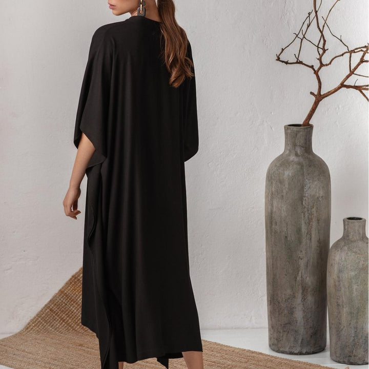 Dame kaftan-kjole med dyb V-udskæring og bredt skårne ærmer Stilla