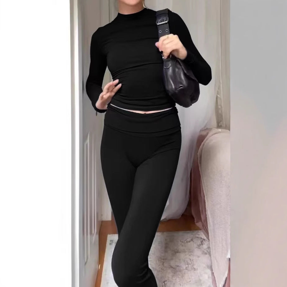 Dame figursyet strik-loungewear-sæt med udfoldede ben Stilla