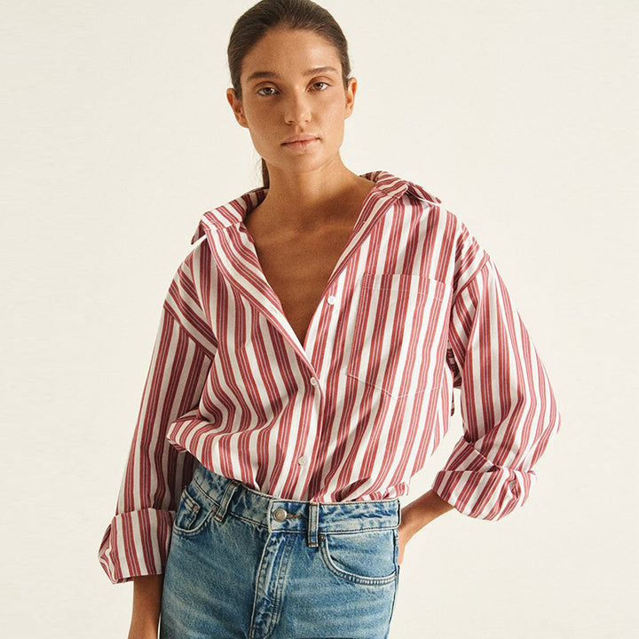 Dame Casual Oversized Skjorte med stribet design og praktiske brystlommer Stilla