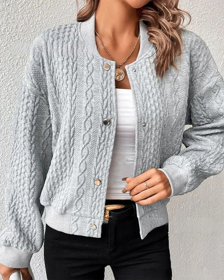 Kvinders cardigan med elegant kabelstrik mønster og trykknap lukning Stilla