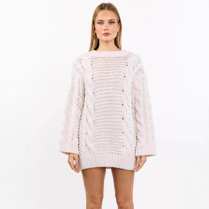 Kvinders hyggelige chunky strik sweater med moderne kabelmønster og afslappet pasform Stilla