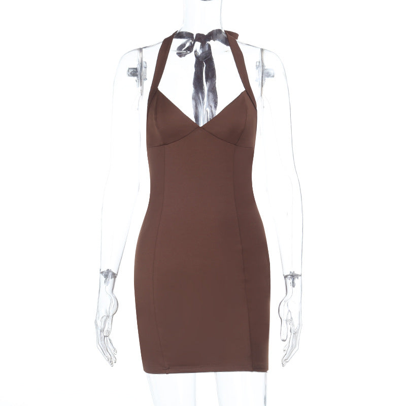 Dame figursyet aftenkjole med elegant halterneck