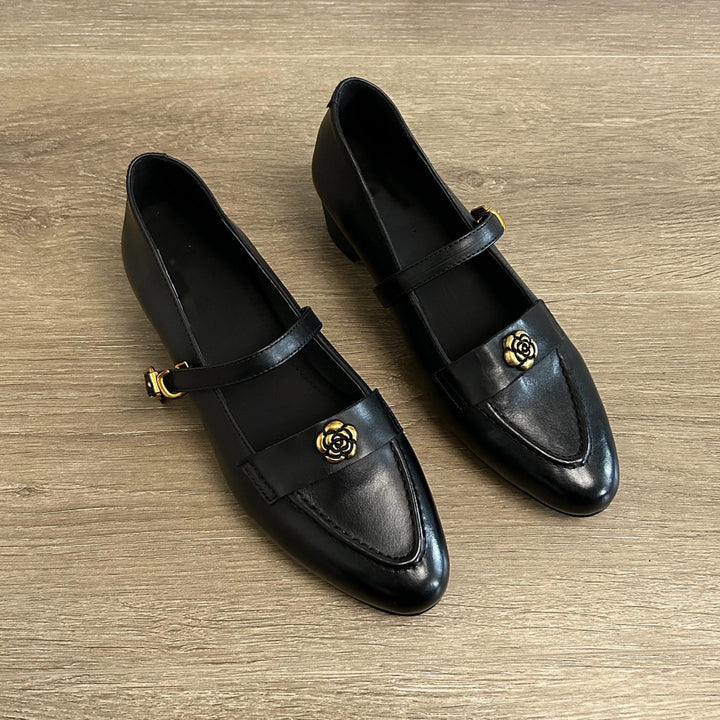 Dame elegante slippers med justerbar rem og stilfuldt blomsterelement Stilla