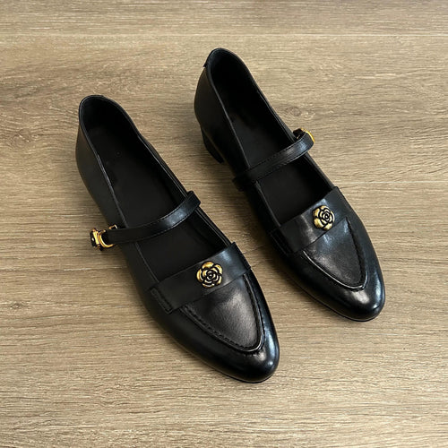 Dame elegante slippers med justerbar rem og stilfuldt blomsterelement Stilla