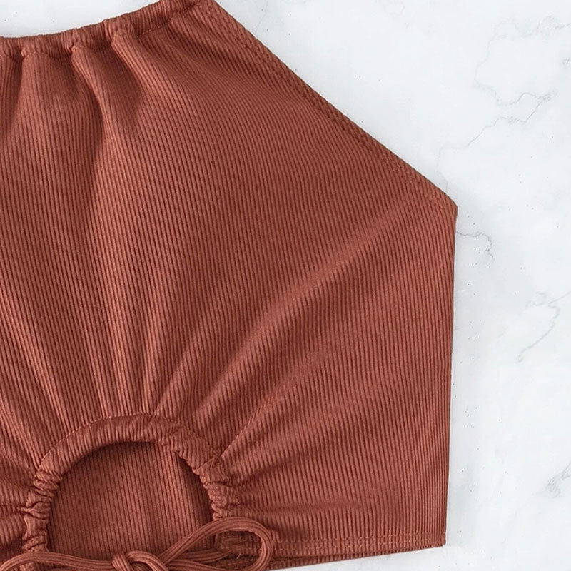 Dame sporty bikini sæt med innovativt indpakningsoberste og flæseklippede shorts Stilla