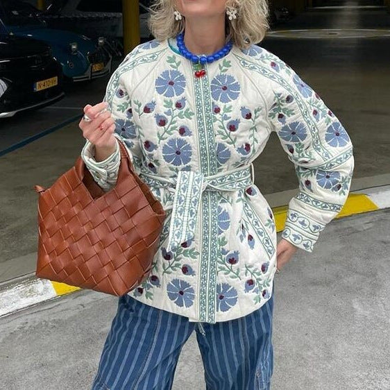 Dame quiltet blousonjakke med florale broderier og elegante knapper Stilla