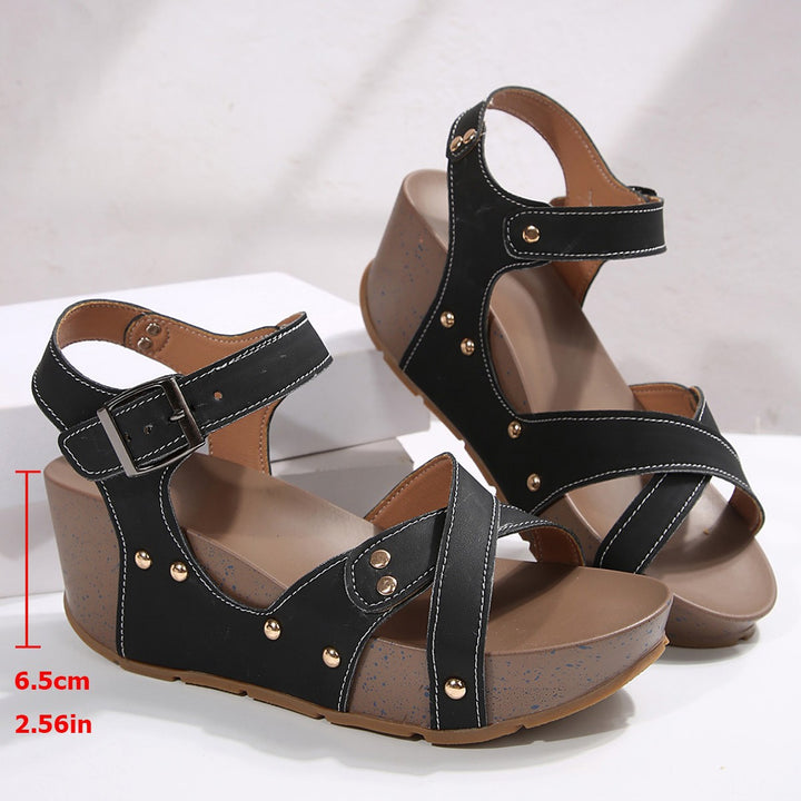 Dame Wedge-sandaler med justerbart remdesign og elegante nitter Stilla