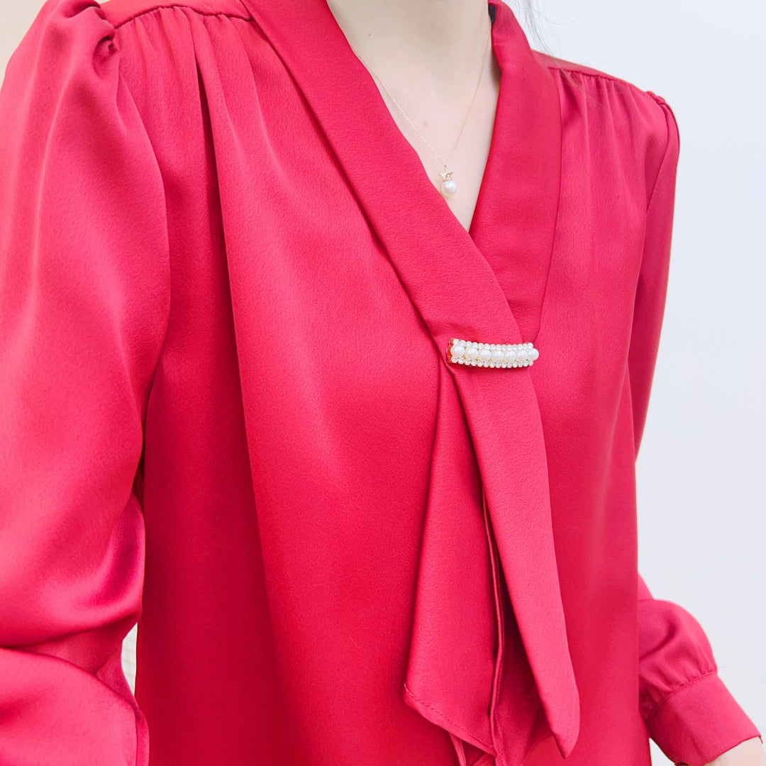 Damebluse med elegant slips-design og prydet krave Stilla