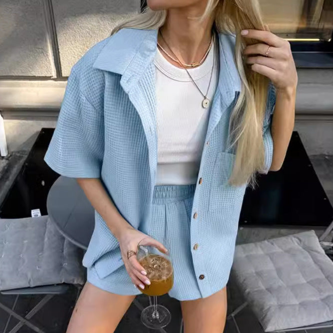 Dame afslappet fritids-sæt bestående af kort skjorte og shorts med knap-design og blødt stof Stilla