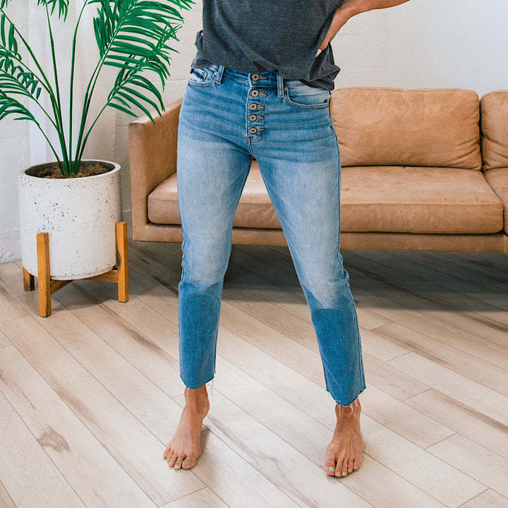 Damens højtaljede jeans i slidte look med knaplukning og frynsede kanter Skovae