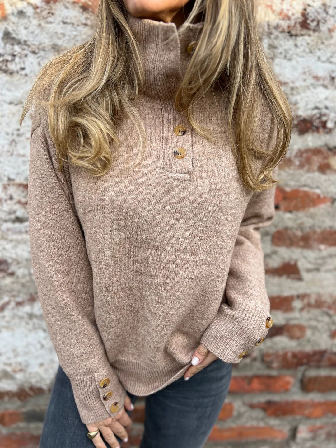 Kvinders hyggelige sweater med høj krave og dekorative knapdetaljer Stilla