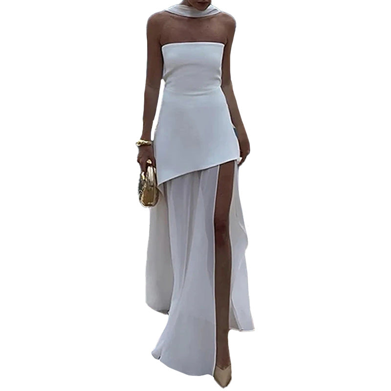 Dame strapless aftenkjole med elegant slids og flydende stof Stilla