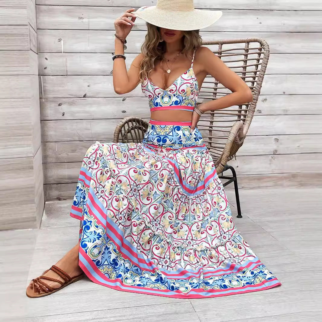Dame to-dels sommeroutfit med blomster crop-top og luftig maxi-nederdel Stilla