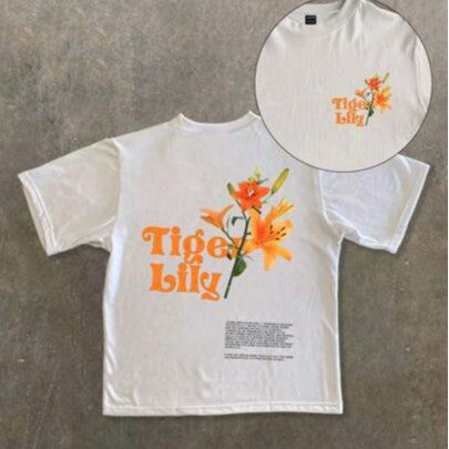 Dame T-shirt med kunstnerisk floraltryk og legende skrift Skovae