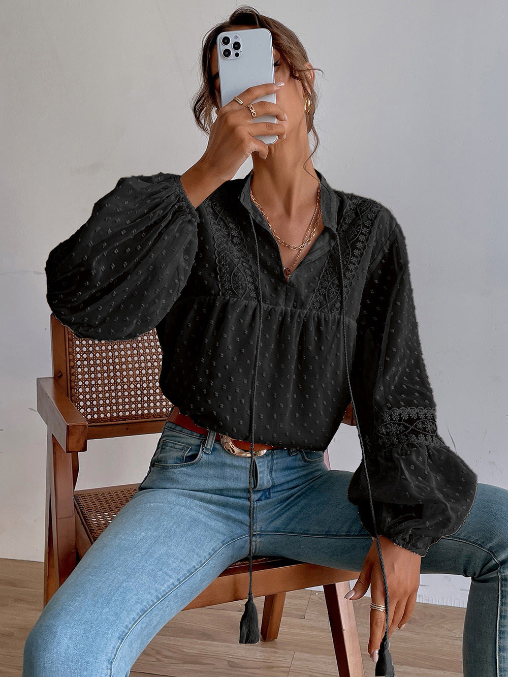 Damebluse med flæseærmer og fine broderier Stilla