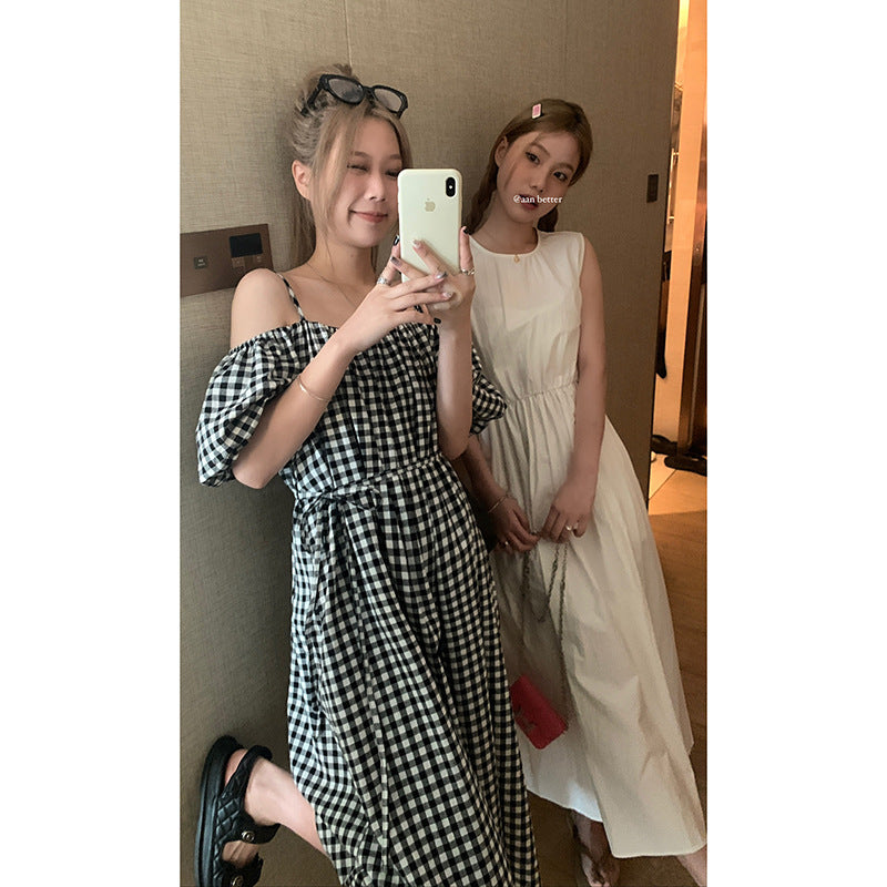 Dame luftig maxikjole med off-shoulder design og moderne volants detaljer Stilla