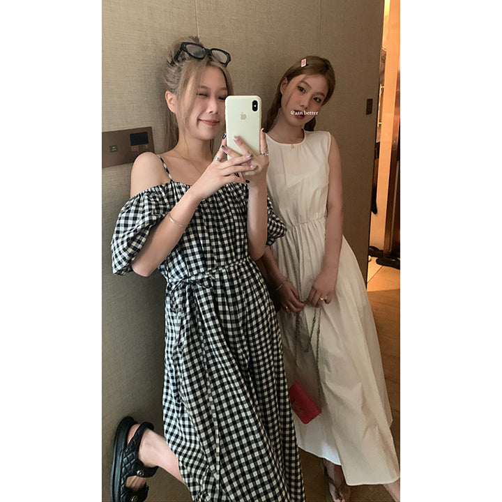 Dame luftig maxikjole med off-shoulder design og moderne volants detaljer Stilla